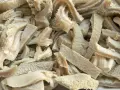 Gekochte und geschnittene Kutteln für ein herzhaftes Kutteln Rezept. Die Textur ist faserig und leicht wellig.