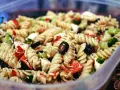Bunter Nudelsalat mit Oliven, Paprika und Brokkoli, perfekt als Beilage zu salate zum grillen.