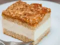 Ein Stück Bienenstich-Kuchen mit cremiger Füllung und karamellisierten Mandeln. Perfekt für das Bienenstich Rezept!