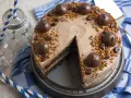 Schokoladige nougat torte mit Pralinen und Nüssen, bereit zum Genießen.