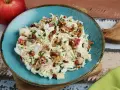Ein einfaches Spitzkohlsalat Rezept mit Äpfeln und Walnüssen, garniert mit Petersilie. Frisch und lecker!