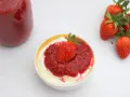 Frische Erdbeeren und eine Schüssel Joghurt mit selbstgemachter Erdbeersauce. Ein einfaches Erdbeersauce Rezept zum Genießen.