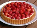 Ein leckerer Obstboden mit frischen Erdbeeren und cremiger Füllung. Perfekt für jedes Obstboden Rezept!