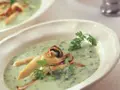 Grüne Suppe mit Kräutern und knusprigen Einlagen, inspiriert von Sauerampfer-Rezepten.