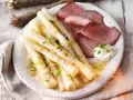 Schwarzwurzeln zubereitet mit zerstoßenen Nüssen und Schnittlauch, serviert mit Roastbeef und einem Klecks Kräuterquark.