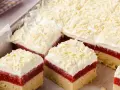 Schichtkuchen mit Erdbeerfüllung, Sahne und weißer Schokolade. Ein köstlicher Frau Holle Kuchen, der zum Genießen einlädt.