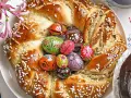 Bunter Osterkranz mit verzierten Eiern und Mandelsplittern, perfekt zum Backen zu Ostern.