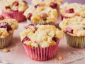 Saftige Rhabarber Muffins mit Streuseln, bestäubt mit Puderzucker. Ein Genuss für jeden Kaffeetisch.
