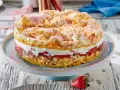 Ein köstlicher Rhabarberkuchen mit Baiser, wie ihn Landfrauen backen. Mit Mandelsplittern und roter Puderzucker-Deko.