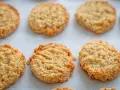 Goldbraune Haferflocken-Kekse auf Backpapier, perfekt für einfache Haferflocken Rezepte.