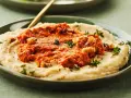 Cremiges Bohnenmus mit würziger Tomaten-Walnuss-Mischung und frischen Kräutern. Ein köstliches Rezept für Bohnenmus!