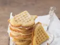 Herzförmige Waffeln, bestäubt mit Puderzucker. Ein perfektes Rezept für süße Momente.