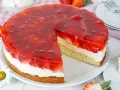 Ein saftiger Erdbeerkuchen mit Sahne und rotem Tortenguss, perfekt für jedes Erdbeerkuchen Rezept.