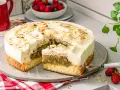 Eine köstliche Stachelbeertorte, wie von Landfrauen gebacken, mit lockerem Biskuit, cremiger Füllung und Mandelblättchen.