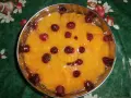 Fruchtiger Tortenboden ohne Ei, belegt mit Pfirsichspalten und Himbeeren in Gelee.