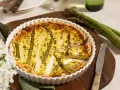 Herzhafte Spargelquiche mit Kräutern, eine köstliche Idee für Spargelrezepte.