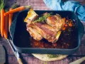 Ein saftiges Kalbshaxen-Rezept, perfekt gebraten mit Karotten und Kräutern. Ein Festmahl für jeden Anlass.