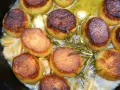 Saftige Fondant Kartoffeln mit Rosmarin und Knoblauch in einer Gusseisenpfanne, goldbraun gebraten.