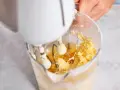 Hand mixt Sahne zu Butter. Der Prozess, um Butter selber machen, ist faszinierend.
