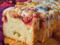 Saftiger Pflaumenkuchen in Kastenform, mit Streuseln und Zuckerguss überzogen, bereit zum Genießen.