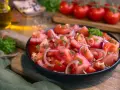 Frischer Tomatensalat mit roten Zwiebeln und Petersilie, perfekt für ein einfaches Tomatensalat Rezept.