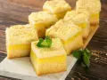 Saftige Kuchenstücke mit cremiger Puddingfüllung und Streuseln. Ein schneller Kuchen mit Pudding, der Lust auf mehr macht.