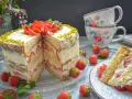 Erdbeerboden wie bei Oma: saftiger Biskuit mit viel frischen Erdbeeren und Sahne, verziert mit Pistazien. Ein Stück Kuchen zum Genießen.