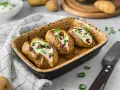 Drei gebackene Ofenkartoffeln mit Sour Cream und Speckwürfeln, ein köstliches Ofenkartoffeln Rezept.