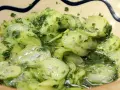 Frischer Gurkensalat mit Dill und einer leichten Vinaigrette. Ein einfacher, aber bester Gurkensalat, der zu vielen Gerichten passt.