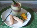 Schichtdessert mit Quark und Joghurt, garniert mit Mango, Granatapfel und Minze. Ein schnelles Dessert, das alle begeistert.