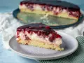Ein saftiges Stück Kirsch-Sahne-Torte auf einem Teller, perfekt für ein schnelles obstkuchen rezept in der springform.