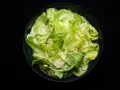 Frischer Kopfsalat in einer Schüssel, bereit für ein einfaches Kopfsalat Rezept.