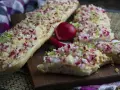 Baguette-Scheiben mit Radieschen und Käse belegt, eine köstliche Idee für Radieschen Rezepte. Frische Kresse garniert die Snacks.