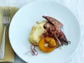 Kalbsleber rezept: Gebratene Kalbsleber mit Kartoffelpüree, Apfelring und knusprigen Zwiebeln auf einem weißen Teller.
