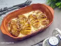 Hasselback Kartoffeln in cremiger Sauce, goldbraun gebacken und mit Käse überbacken. Ein Genuss für jeden Kartoffelliebhaber.