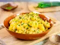 Ein köstlicher Kartoffelsalat, perfekt für jedes Kartoffelsalat Rezept. Mit frischen Kräutern garniert, bereit zum Servieren.