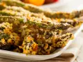 Knusprig panierter Spargel auf einem weißen Teller, goldbraun gebacken und bereit zum Genießen.