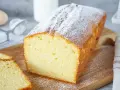 Ein saftiger Kastenkuchen, bestäubt mit Puderzucker, perfekt für einfache Kastenkuchen Rezepte.