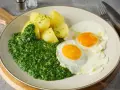 Herzhaftes Spinat-Rezept mit Salzkartoffeln und zwei Spiegeleiern. Ein Klassiker, der immer schmeckt!