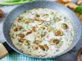 Cremige Rahmchampignons in einer Pfanne, perfekt für ein schnelles und leckeres Rahmchampignons Rezept. Mit frischer Petersilie garniert.