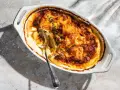 Ein goldbraunes Kartoffelgratin mit Kräutern, bereit zum Servieren. Dieses Kartoffelgratin Rezept ist ein Genuss!