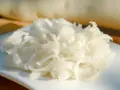 Frisch geriebener Rettich, bereit für ein leckeres Rettichsalat Rezept.