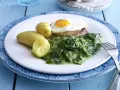 Ein Teller mit Rahmspinat, Kartoffeln und Spiegelei. Ein einfaches und leckeres Rahmspinat Rezept.