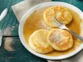 Leckere Quarkplätzchen, ein einfaches Rezept für Magerquark Rezepte, mit Sirup und Zucker bestreut.