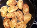 Arme Ritter Rezepte: goldbraun gebratene Scheiben Brot in einer Pfanne, bereit zum Genuss.