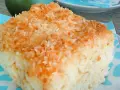 Ein saftiges Stück Buttermilch Kuchen, bestreut mit gerösteten Kokosraspeln.