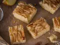 Saftige Apfel-Blechkuchen-Rezepte, bestreut mit Zimt. Ein Stück wird gerade mit einer Gabel probiert.