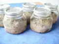 Sechs Gläser mit selbstgemachter Leberwurst, bereit zum Einkochen.