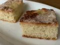 Zwei Stücke saftiger Zuckerkuchen, perfekt für ein schnelles zuckerkuchen rezept.