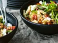 Leckerer Nudelsalat mit getrockneten Tomaten, Pinienkernen und Rucola. Ein einfaches nudelsalat rezept für den Sommer.